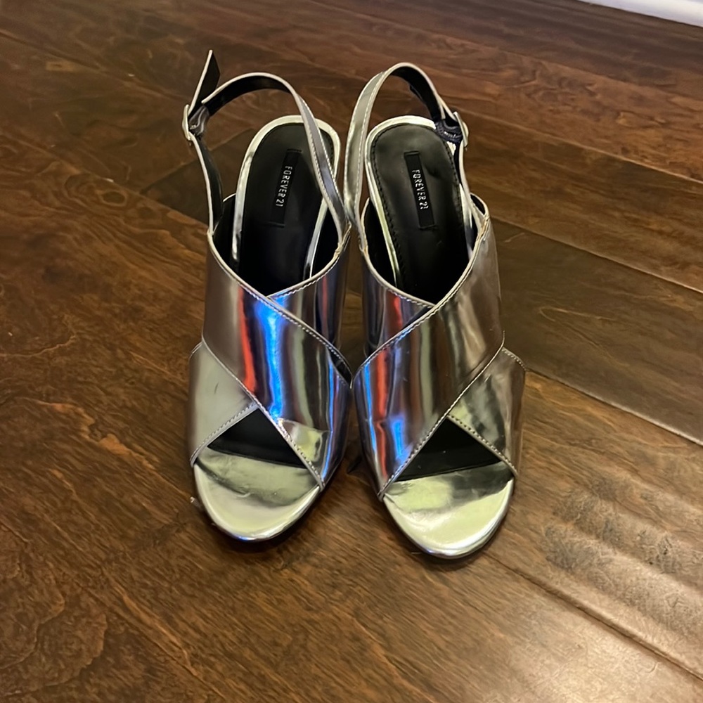 Super sexy silver heel- size 8